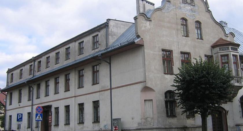 Trzech świadków przy barierce. Żukowscy policjanci - ciąg dalszy