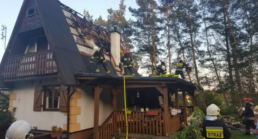 Mezowo. Ogień strawił dach domku letniskowego