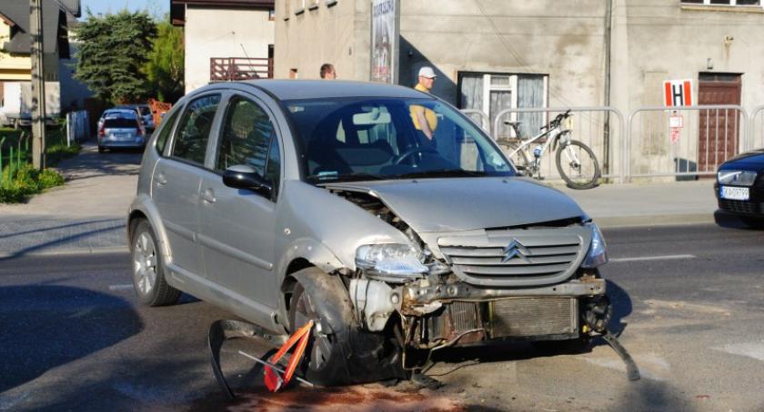 Kartuzy. Zderzenie dwóch pojazdów na skrzyżowaniu