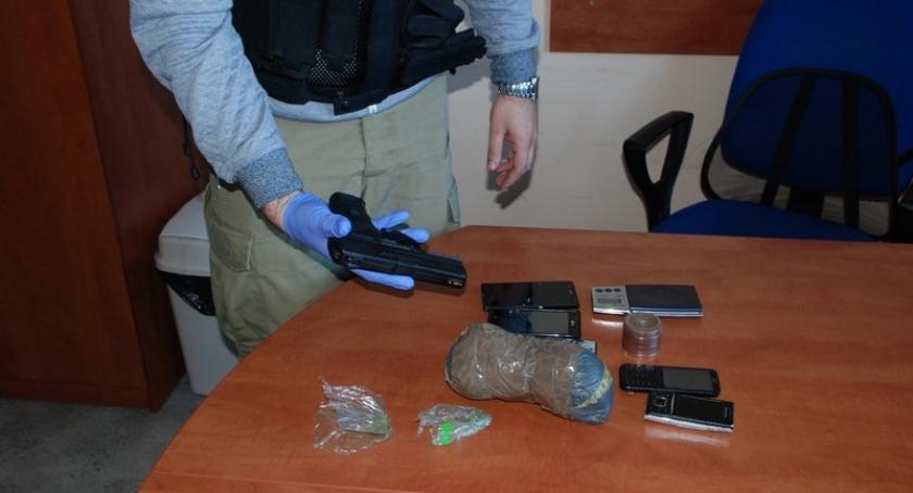 Diler narkotykowy w rękach policji