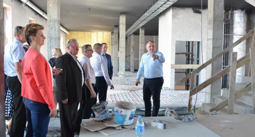 Stężyca. Radni zwiedzili powstający nowy urząd