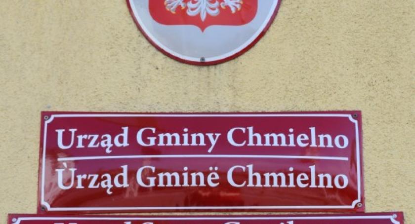 Chmielno. Kaszubskie tablice na budynkach gminnych instytucji