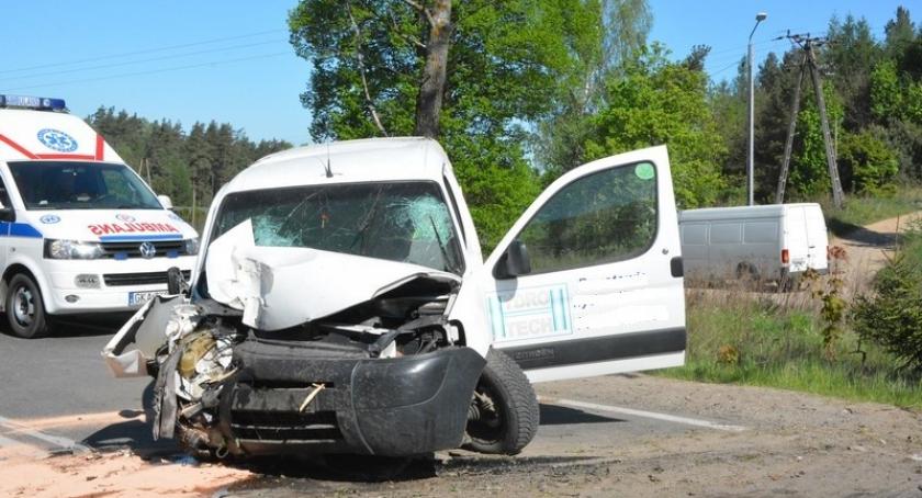 Karwacja. Citroen rozbił się na drzewie - ranny kierowca