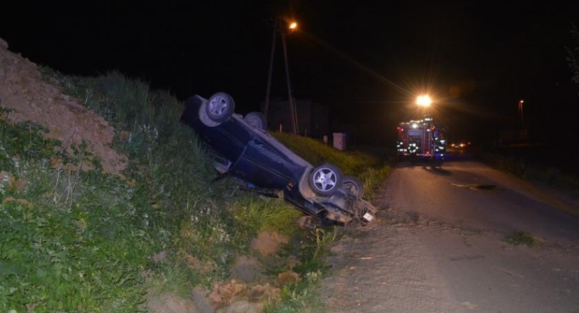 Rąty. Honda wypadła z drogi i dachowała