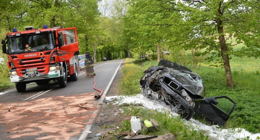 Karwacja. BMW rozbiło się na drzewie - kierowca był nietrzeźwy