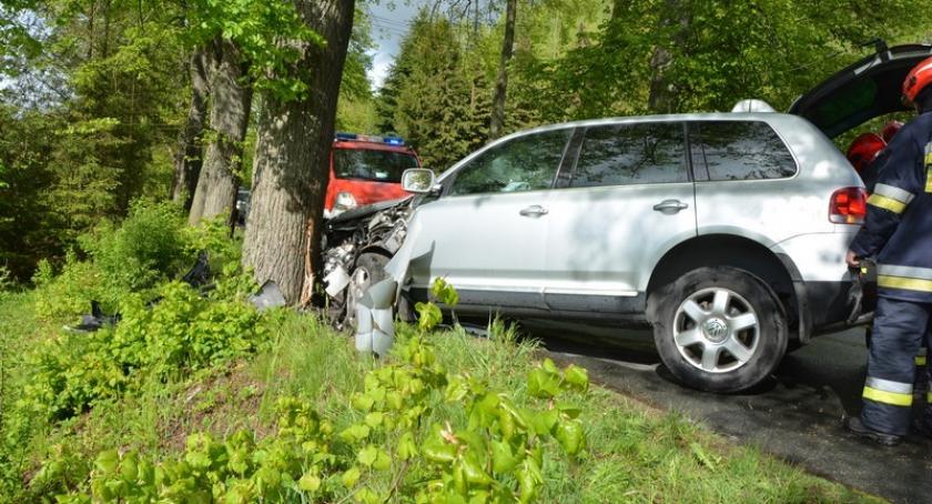 VW uderzył w drzewo pod Brodnicą Górną