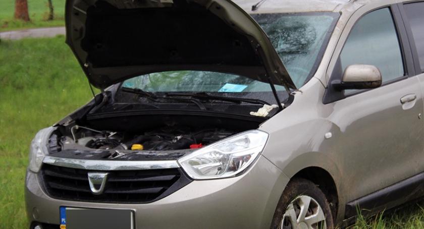 Pałubice. Dachowała dacia - jedna osoba ranna