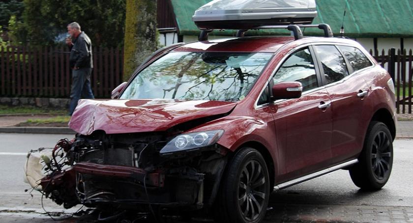 Chmielno. Mazda rozbiła się na drzewach - kierowca miał 1,5 promila