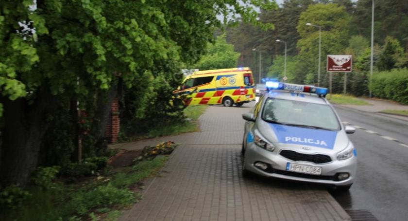 Borowo. Peugeot uderzył w ścianę budynku