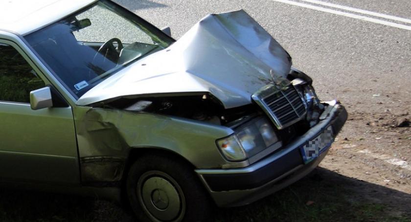 Wieżyca. Mercedes wypadł z drogi i ściął znak