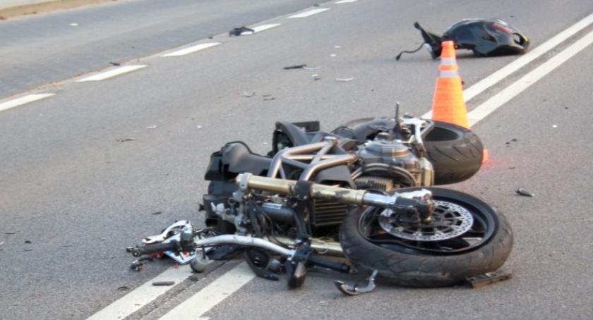 Tuchom. Wypadek z udziałem dwóch osobówek i motocykla - jedna osoba ranna