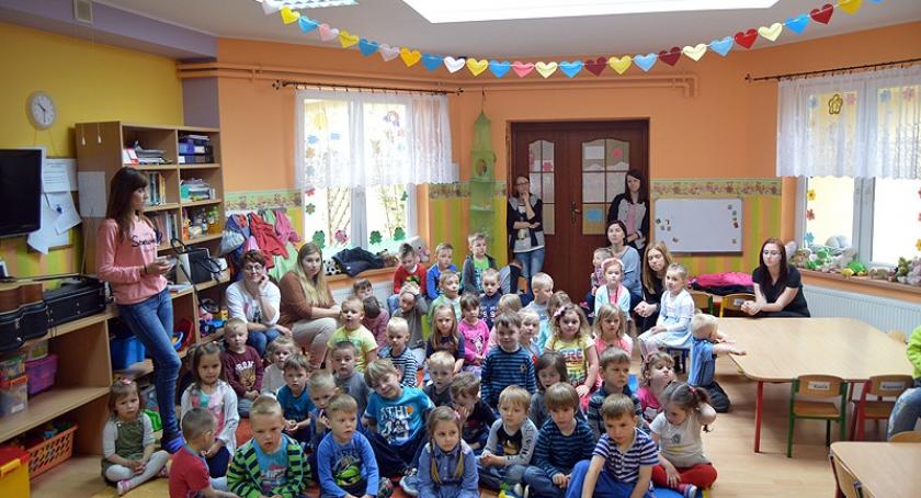 Gmina Somonino. Młodzież czytała przedszkolakom
