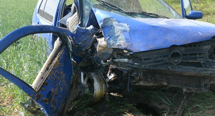 Stężyca. Golf zahaczył o toyotę i uderzył w drzewo
