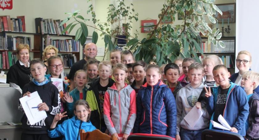 Detektywem być... spotkanie z Dariuszem Rekoszem w stężyckiej bibliotece