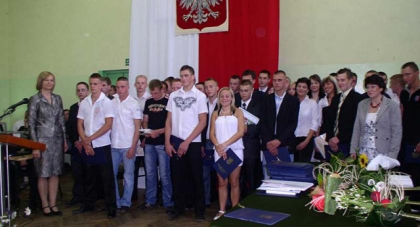 Dla uczniów świadectwa, dla rodziców listy gratulacyjne