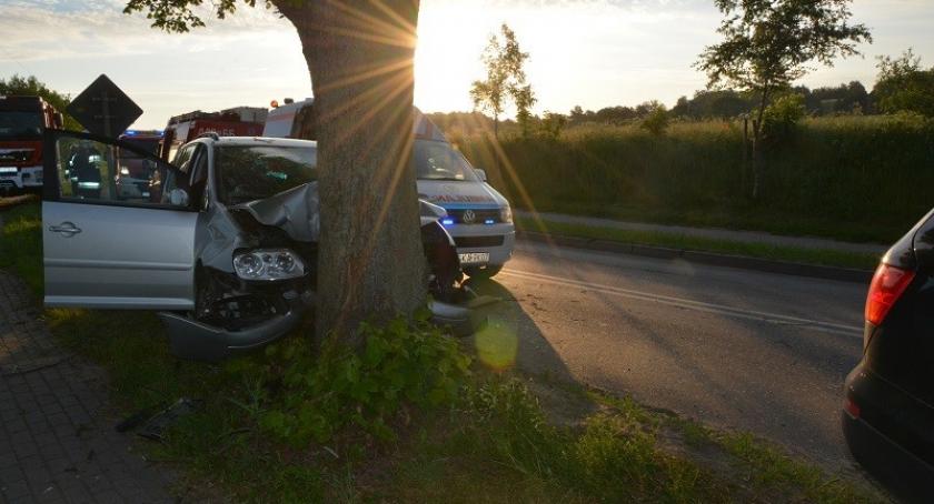 Somonino. VW Touran rozbił się na drzewie