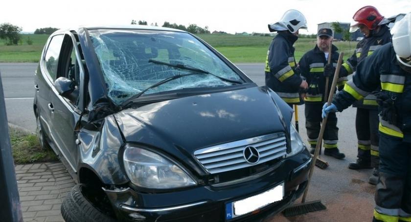 Małkowo. Mercedes uderzył w przepust i ogrodzenie