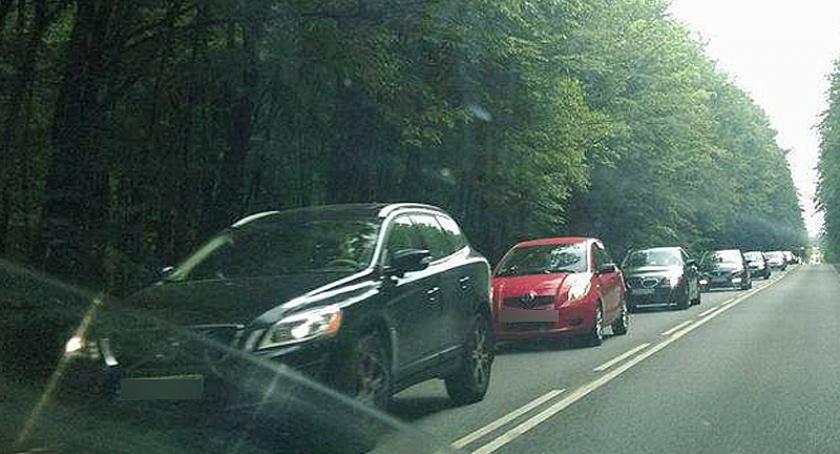 Kartuzy stoją w korkach - sprawdź, jak długo potrwają i czy da się ich uniknąć