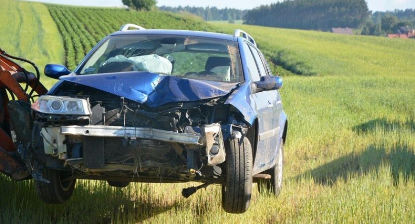 Żukowo. Renault wypadło z drogi i uderzyło w przepust