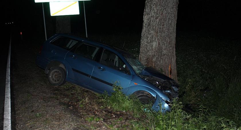 Smętowo Chmieleńskie. Ford uderzył w drzewo