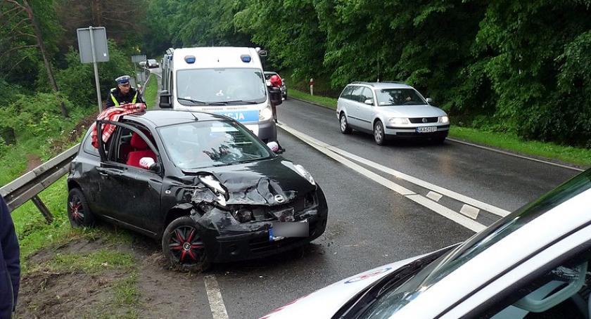 Borowo. Nissan uderzył w barierkę