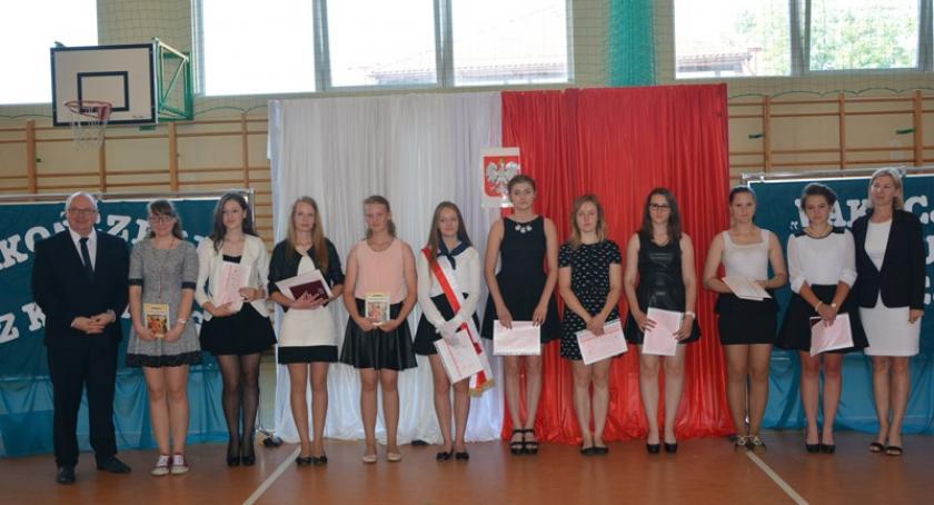 Sierakowice. Zabrzmiał ostatni dzwonek - uczniowie rozpoczęli wakacje