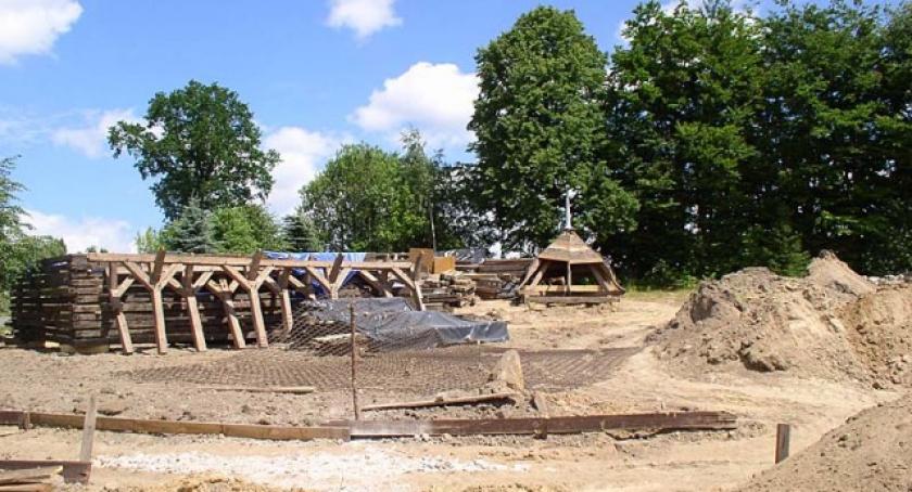 Sierakowice. Trwa rekonstrukcja drewnianego kościoła