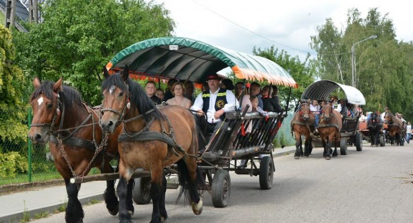 Wielka parada bryczek już po raz 13. przejechała ulicami Szymbarka
