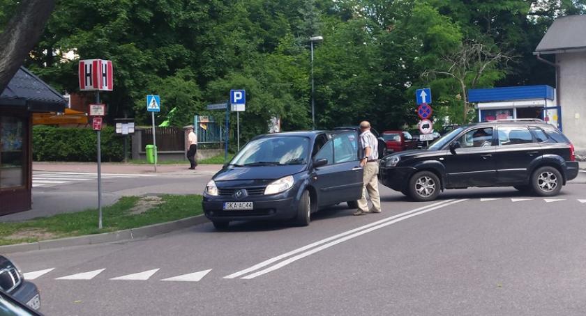 Mistrzowie parkowania. Zablokował drogę, bo 