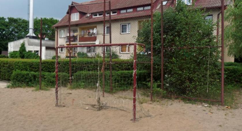 Dzierżążno. Boisko niezgody