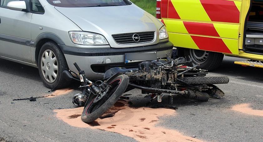 Przodkowo. Zderzenie opla z motocyklem - dwie osoby ranne