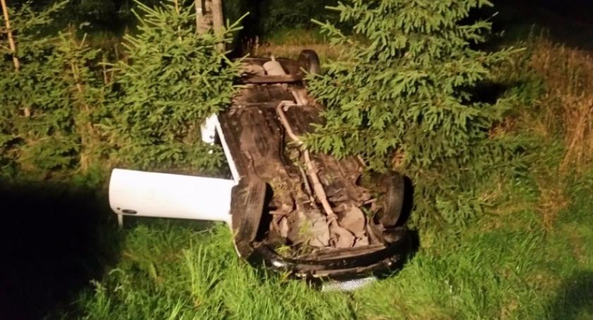 Wyczechowo. Ford wpadł do rowu i dachował