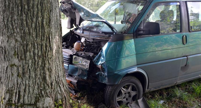 Łebieńska Huta. Bus uderzył w drzewo