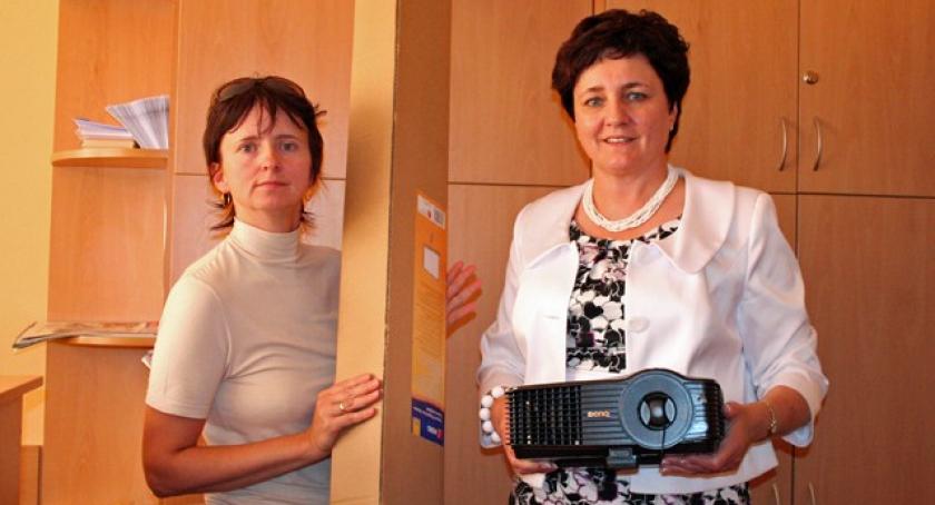 Sprzęt dla szkół, kursy dla nauczycieli