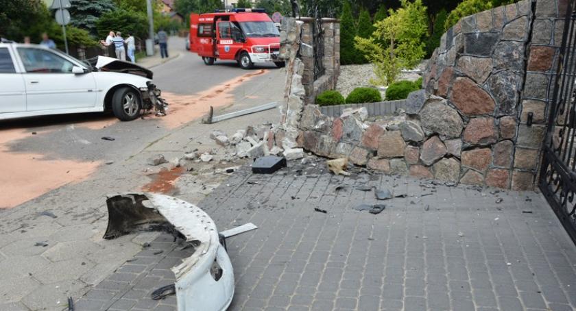 Sierakowice. Oplem przebił murowane ogrodzenie - 19-letni kierowca pijany