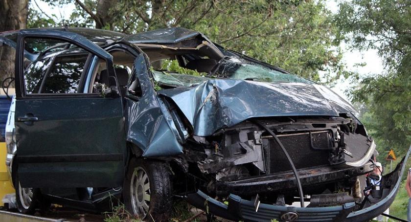 Tuchlino. Wypadł z drogi i uderzył w drzewo - pięć osób rannych