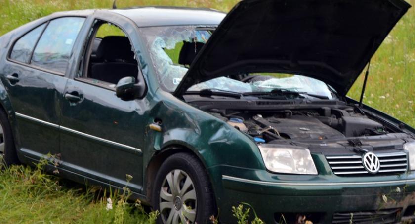 Sulęczyno - Podjazy. VW Bora wypadł z drogi i dachował