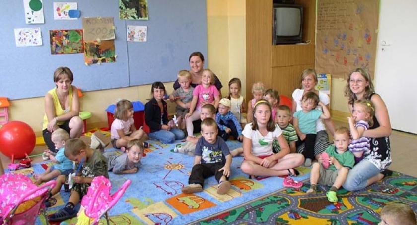 Przyjaźń. Mamy na wykładach, a dzieci się bawią