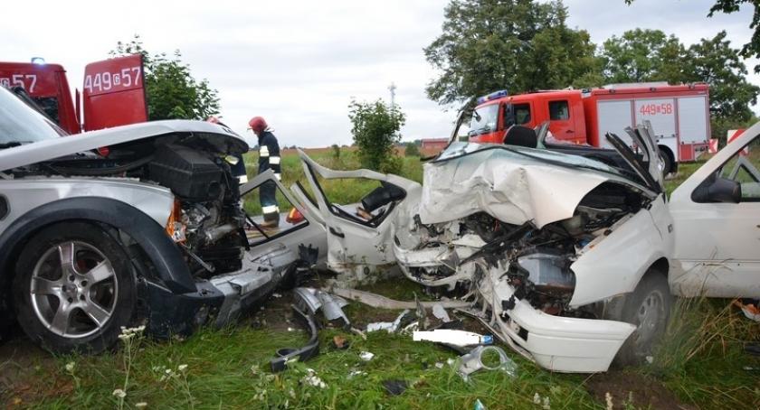 Przodkowo. Czołowe zderzenie dwóch pojazdów - trzy osoby w szpitalu
