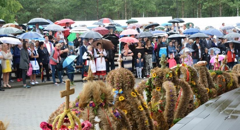 Stężyca. Gminne dożynki pod parasolem