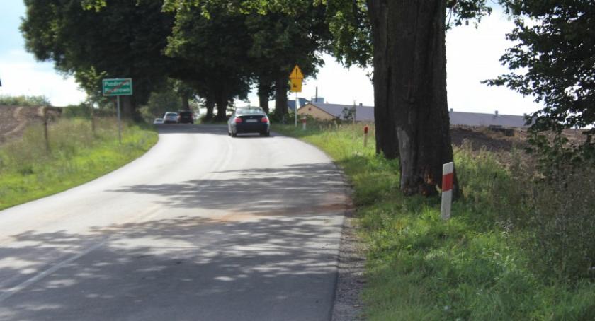 DW 211. Kolizja z udziałem nieoznakowanego radiowozu i wypadek w Puzdrowie