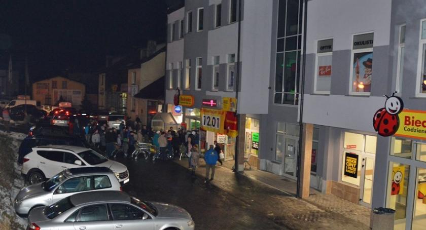 Sierakowicka Biedronka. Czy lokalny handel rzeczywiście upada?