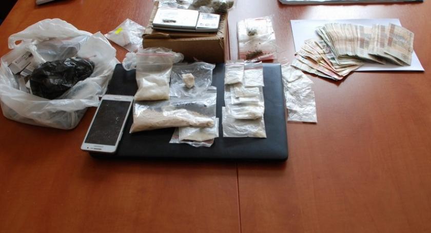24-latek w rękach policji. Miał w domu amfetaminę, marihuanę, extasy