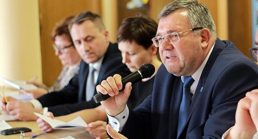 Burmistrz Kartuz tłumaczy odwołanie swojego zastępcy. Radni: 