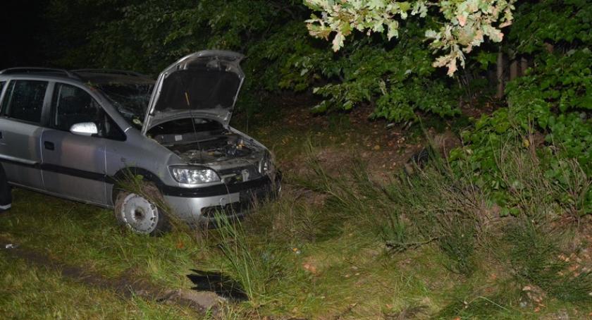 Węsiory. Opel wypadł z drogi i dachował