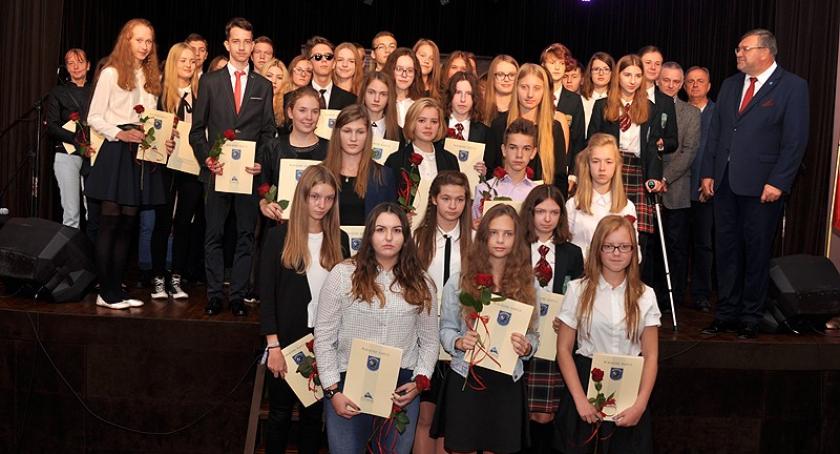 Kartuzy. Prawie setka uczniów i sportowców odebrała stypendia