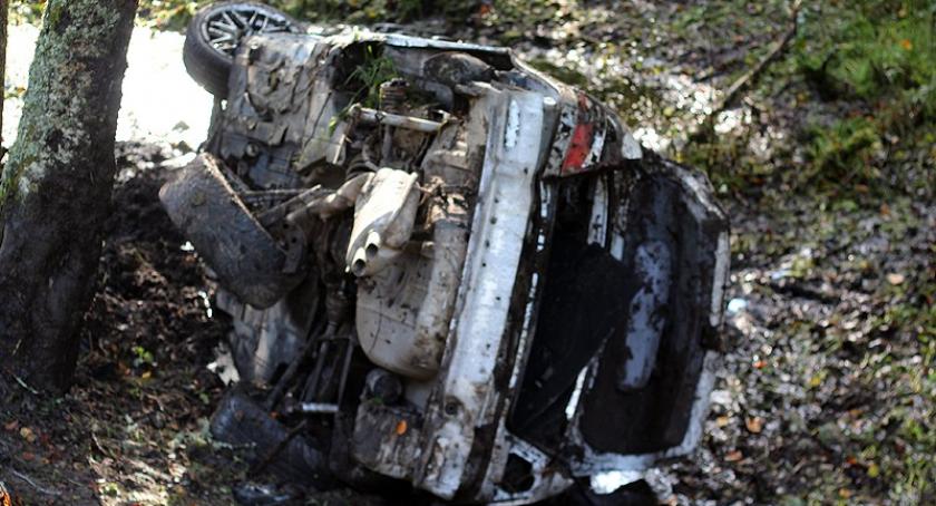 Wieżyca. BMW wyleciało z drogi i wpadło do bagna