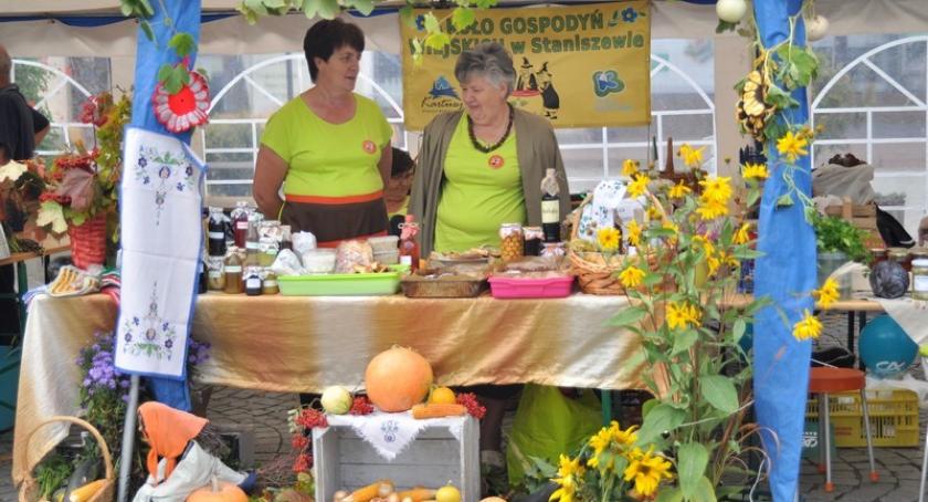 Kartuzy. Produkty ekologiczne na targu w centrum miasta