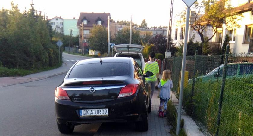 Parkują na chodnikach i awanturują się z pieszymi