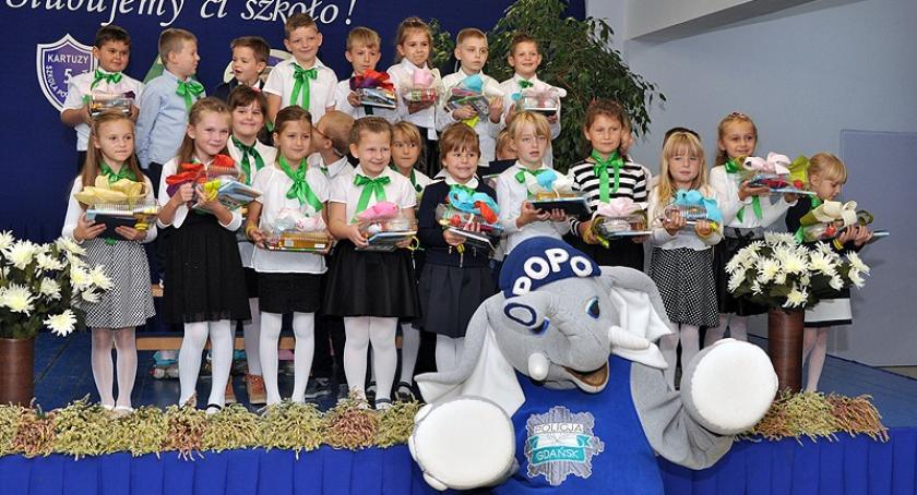 Ślubowanie uczniów klas pierwszych ZSO nr 2 w Kartuzach z inauguracją policyjnej akcji
